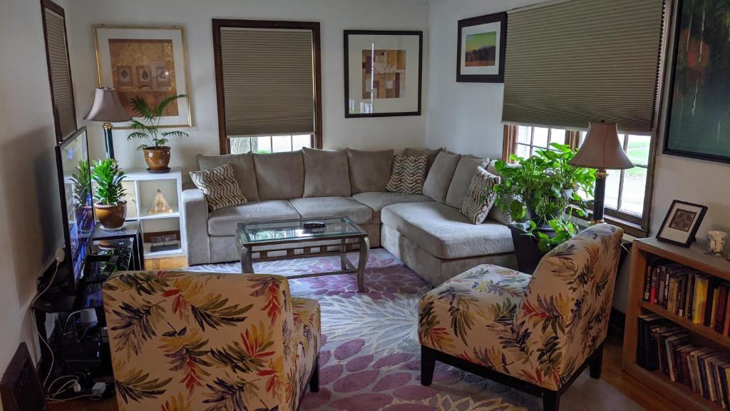 ein Wohnzimmer mit einem Sofa und einem Tisch in der Unterkunft Beautiful and Cozy Homes in Cortland