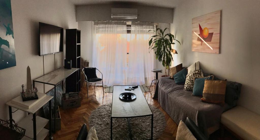 奧利佛斯的住宿－Olivos Puerto - La Isla，客厅配有沙发和桌子