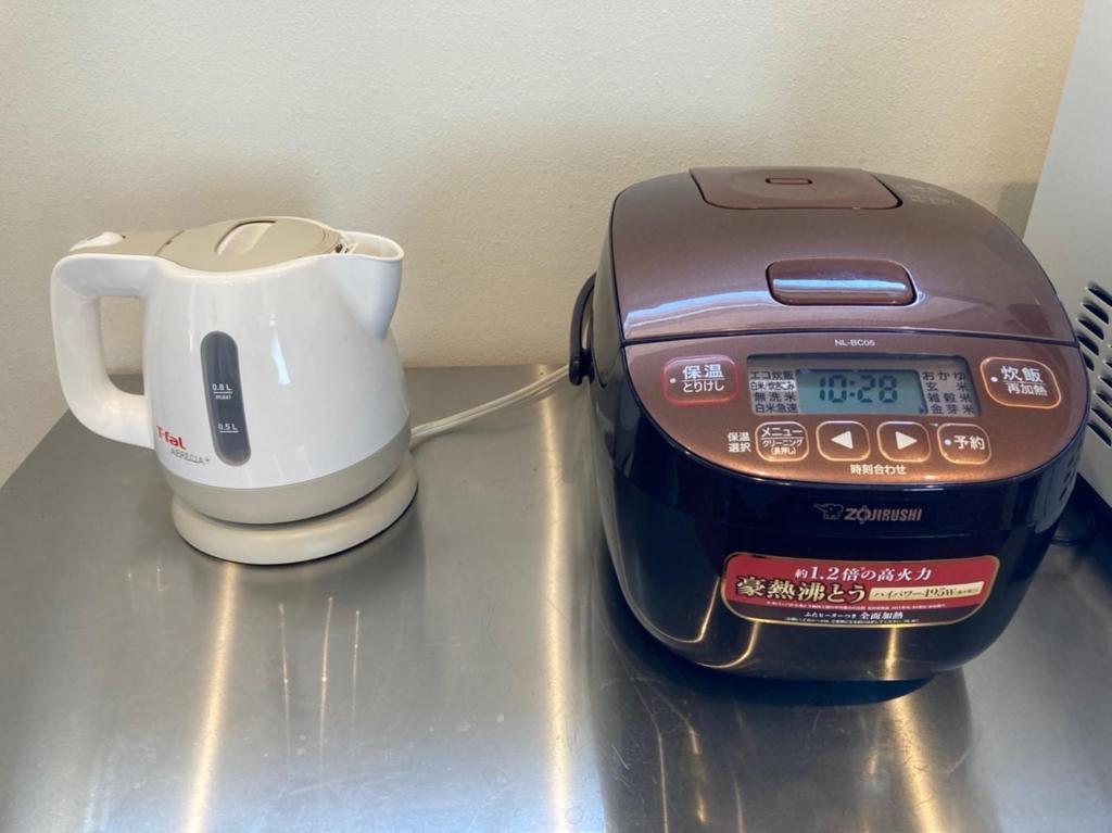 a toaster and a coffee maker on a counter at KAI Ichinomiya in Ichinomiya