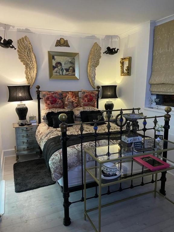 Кровать или кровати в номере Olivia House
