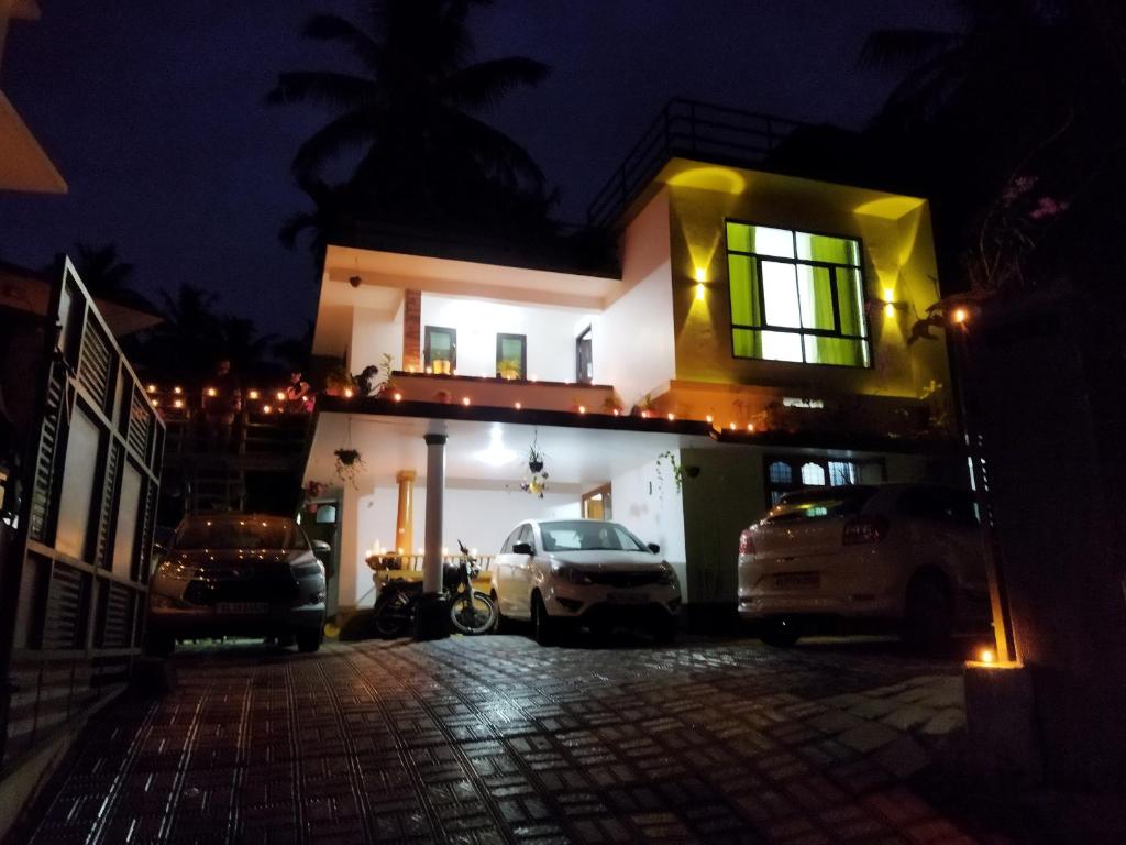 un coche aparcado delante de una casa por la noche en Jayuz Homestay & Foodies, en Kozhikode