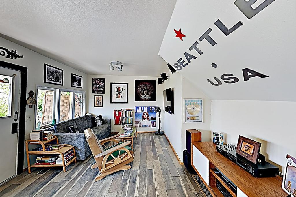 een woonkamer met een bank en stoelen bij Alki Oasis in Seattle