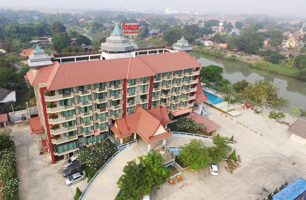 uma vista superior de um hotel com um grande edifício em Toh Buk Seng Ayutthaya Hotel em Phra Nakhon Si Ayutthaya