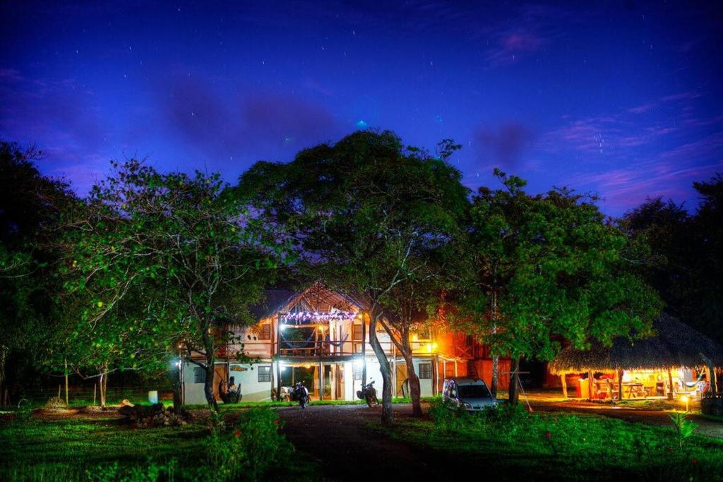 Una casa con muchas luces encendidas por la noche. en La Choza Playa Venao en Playa Venao