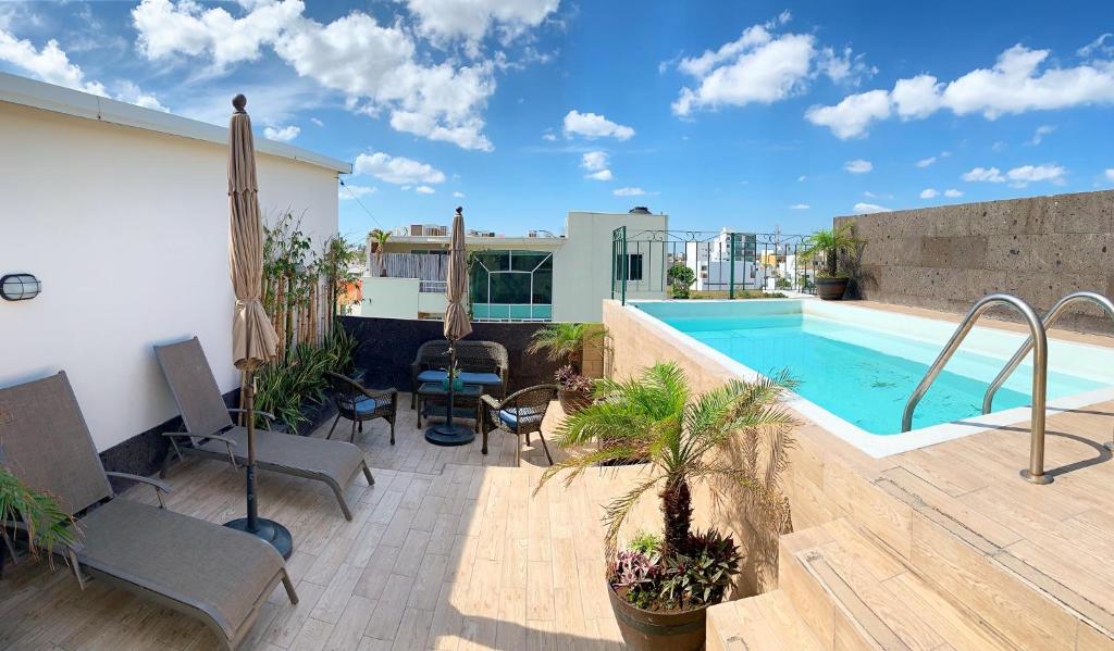 patio con piscina in cima a un edificio di Boca Inn Hotel & Suites a Veracruz