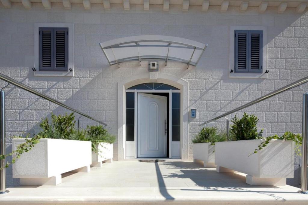 una porta d'ingresso di una casa con una porta blu di Apartments Ivy - modern with terrace a Bol