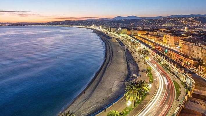 uma vista aérea de uma praia à noite em MAGIC DESIGN 1 em Nice