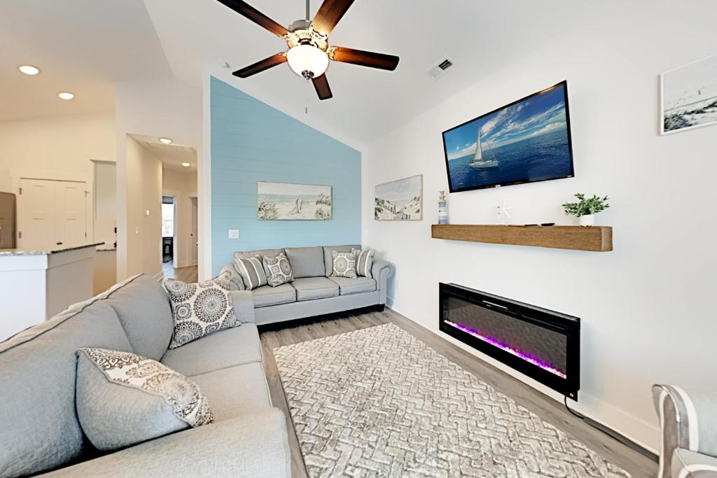 uma sala de estar com um sofá e uma lareira em The Seabreeze em Myrtle Beach