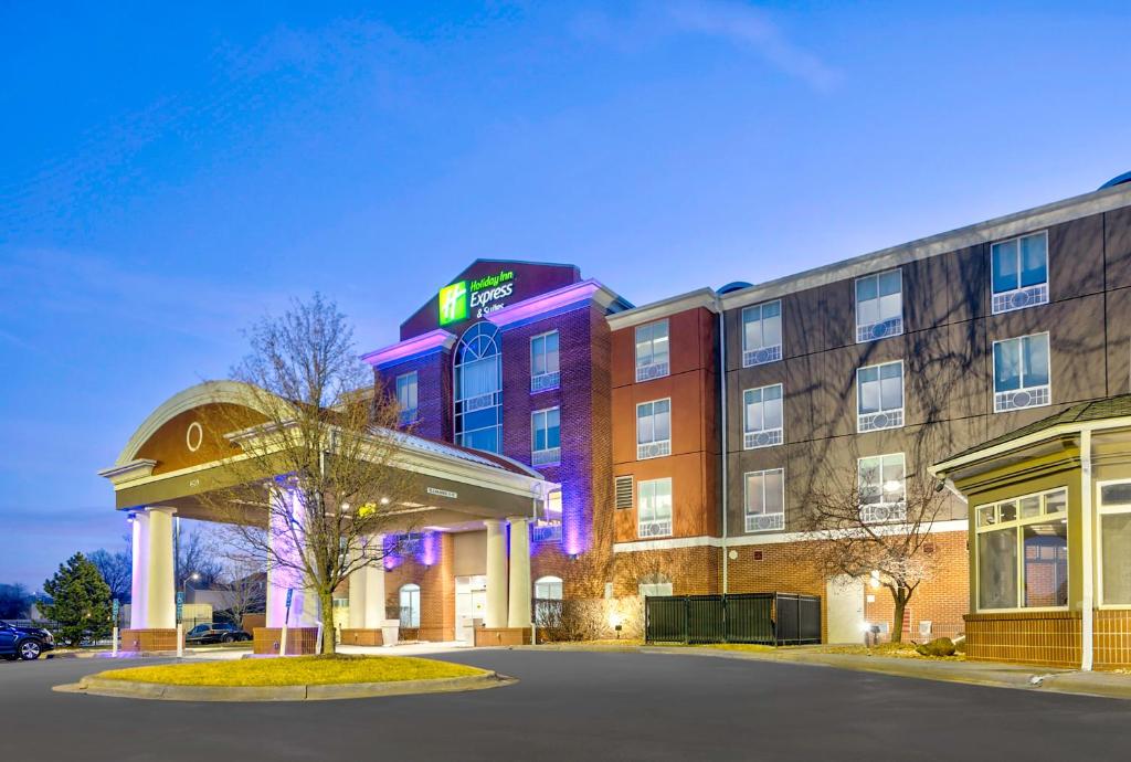 GrandviewにあるHoliday Inn Express Hotel & Suites Kansas City - Grandview, an IHG Hotelの表面に看板が出ているホテル