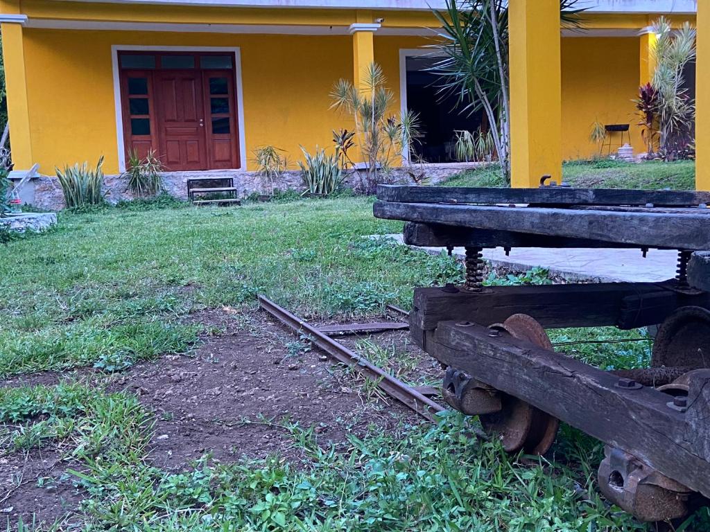 een geel huis met een tafel ervoor bij Casa Coronado Izamal in Izamal