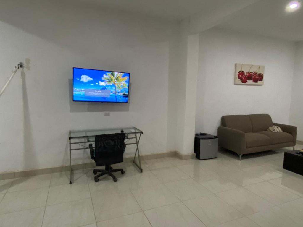 TV a/nebo společenská místnost v ubytování Casa Coronado Izamal
