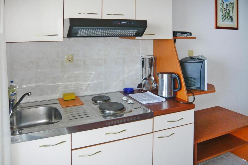 Kuchyňa alebo kuchynka v ubytovaní Apartment in Nemira with Stunning Sea Views