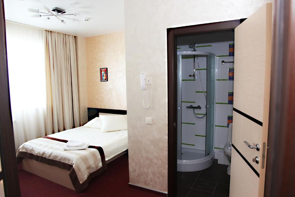 Кровать или кровати в номере Амиго Отель