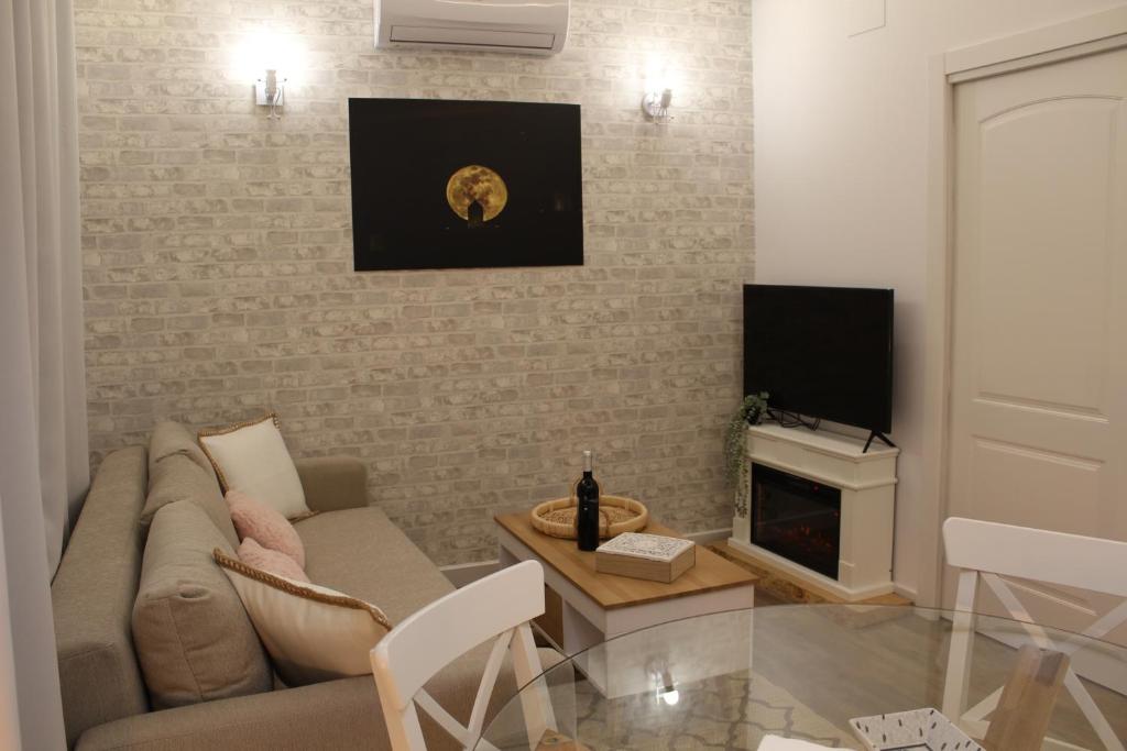 Una televisión o centro de entretenimiento en Apartamentos Oncemolinos con desayuno