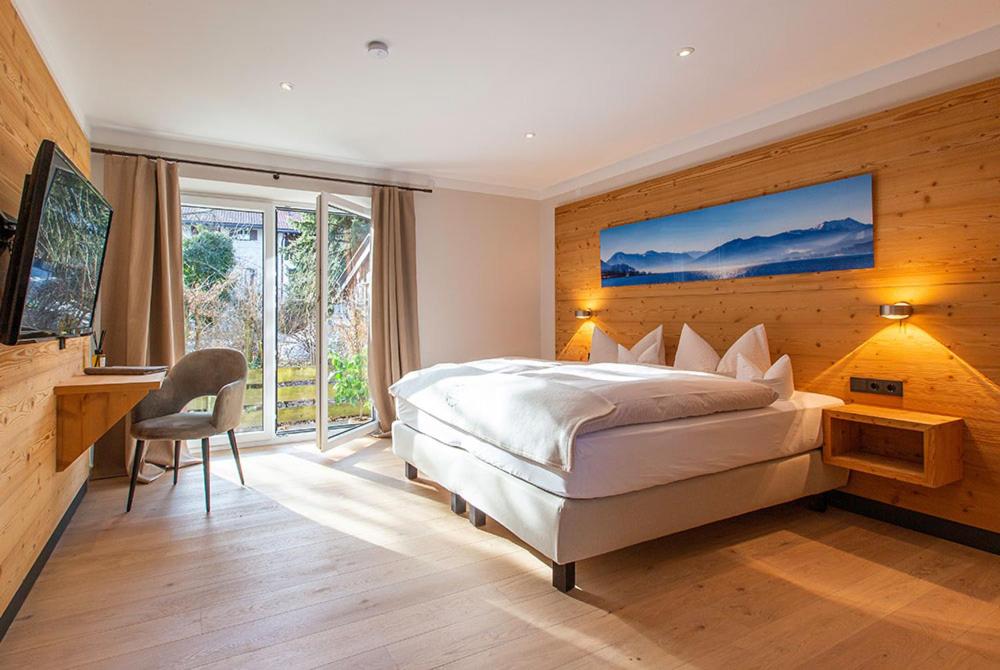 Postel nebo postele na pokoji v ubytování Hotel Berlin Tegernsee