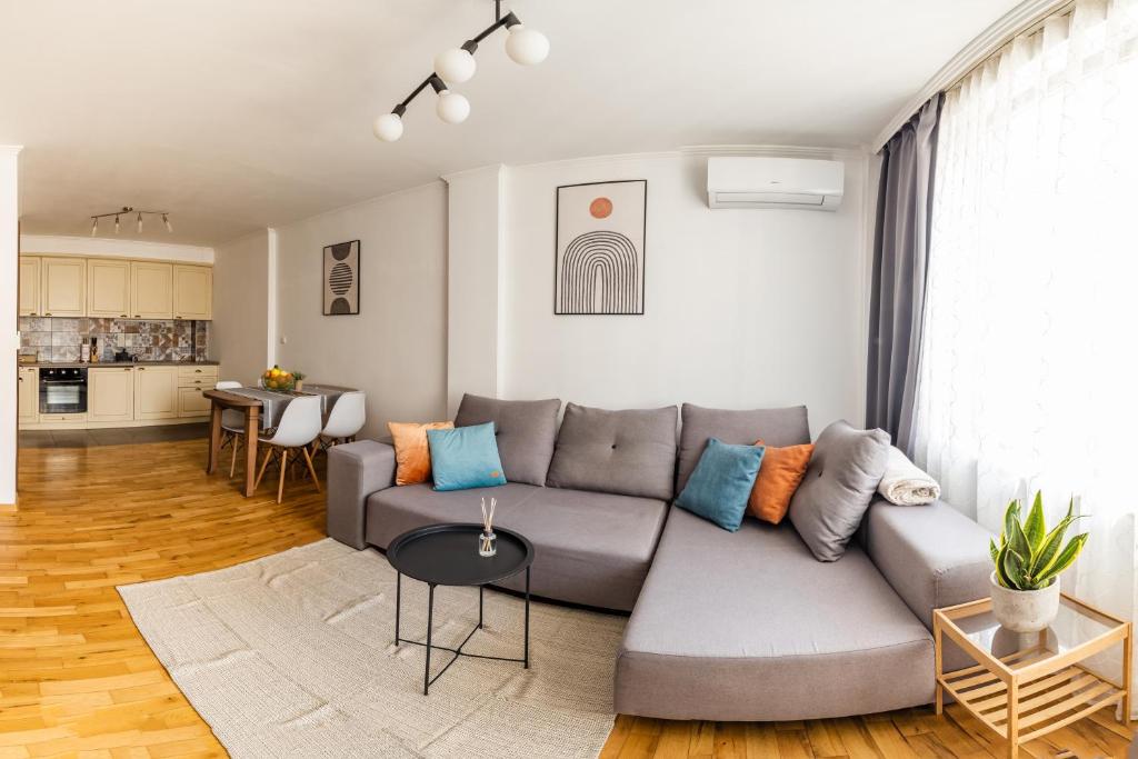 uma sala de estar com um sofá e uma mesa em Matisse Hotflat em Varna City