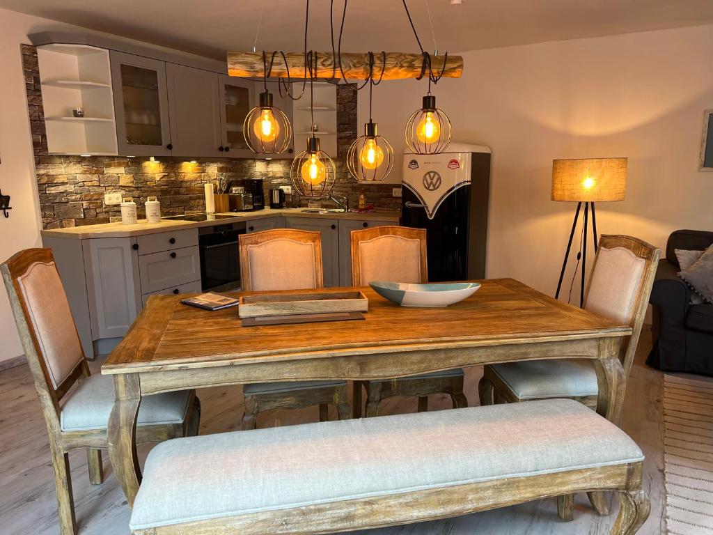 eine Küche mit einem Holztisch und Stühlen in der Unterkunft Ferienhaus Siesta Hahnenklee mit großem Grundstück in Hahnenklee-Bockswiese