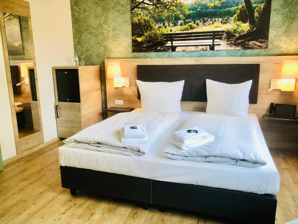 Postel nebo postele na pokoji v ubytování Landhotel Gutshof im Oertzetal in Oldendorf, Südheide