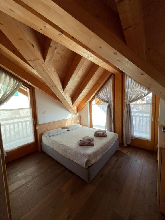 Llit o llits en una habitació de Mansarda Tresero- Residenza Vallecetta 2