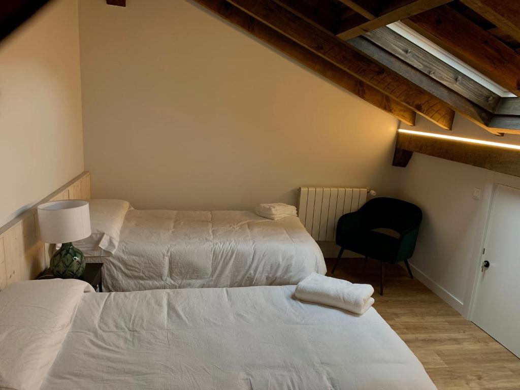 سرير أو أسرّة في غرفة في OTERO DE CAMPOO