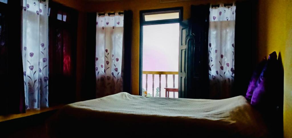 Postel nebo postele na pokoji v ubytování Dew Drop Homestay