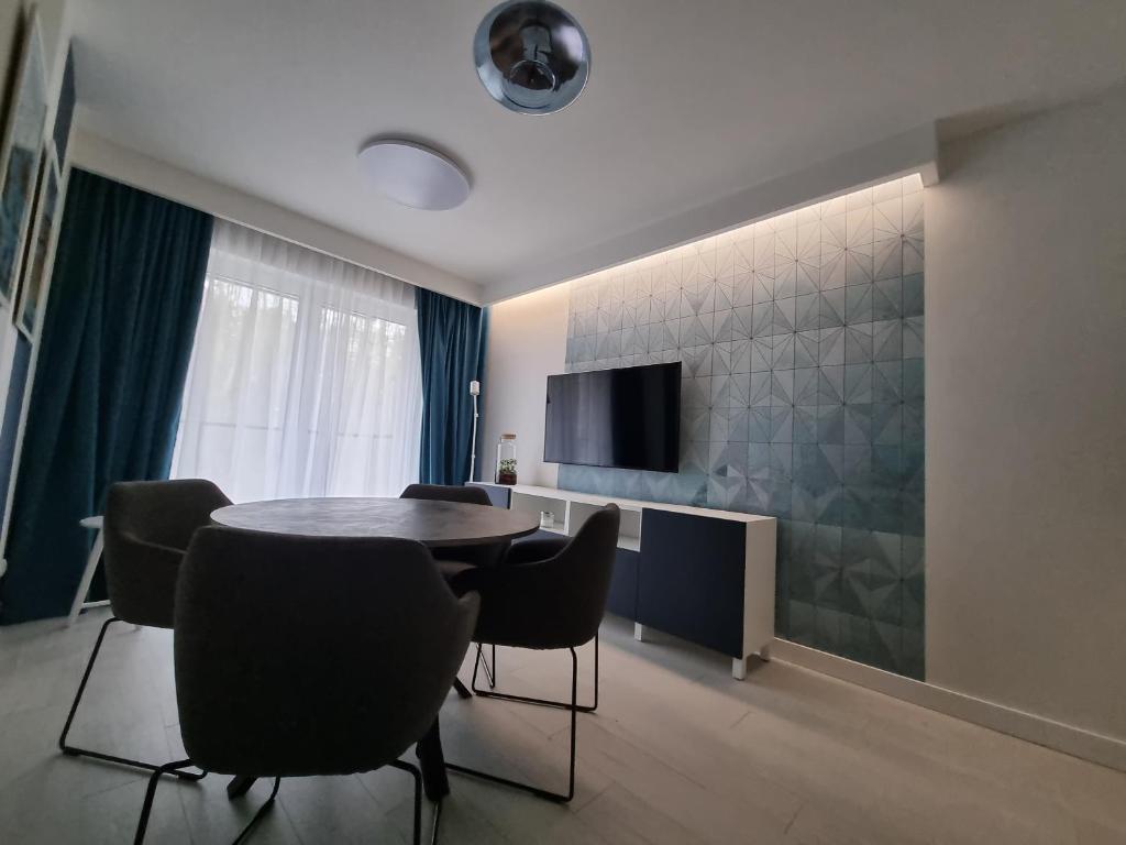 Televízia a/alebo spoločenská miestnosť v ubytovaní M&K Apartament Bałtyk - Sobieszewo - Wyspa Sobieszewska