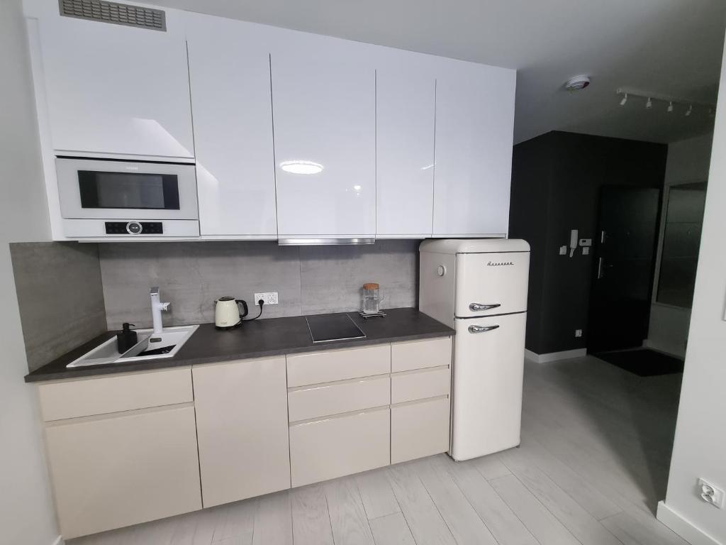 Kuchyňa alebo kuchynka v ubytovaní M&K Apartament Bałtyk - Sobieszewo - Wyspa Sobieszewska
