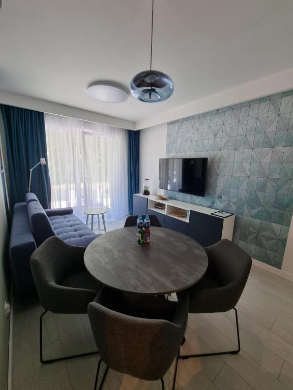 Televízia a/alebo spoločenská miestnosť v ubytovaní M&K Apartament Bałtyk - Sobieszewo - Wyspa Sobieszewska