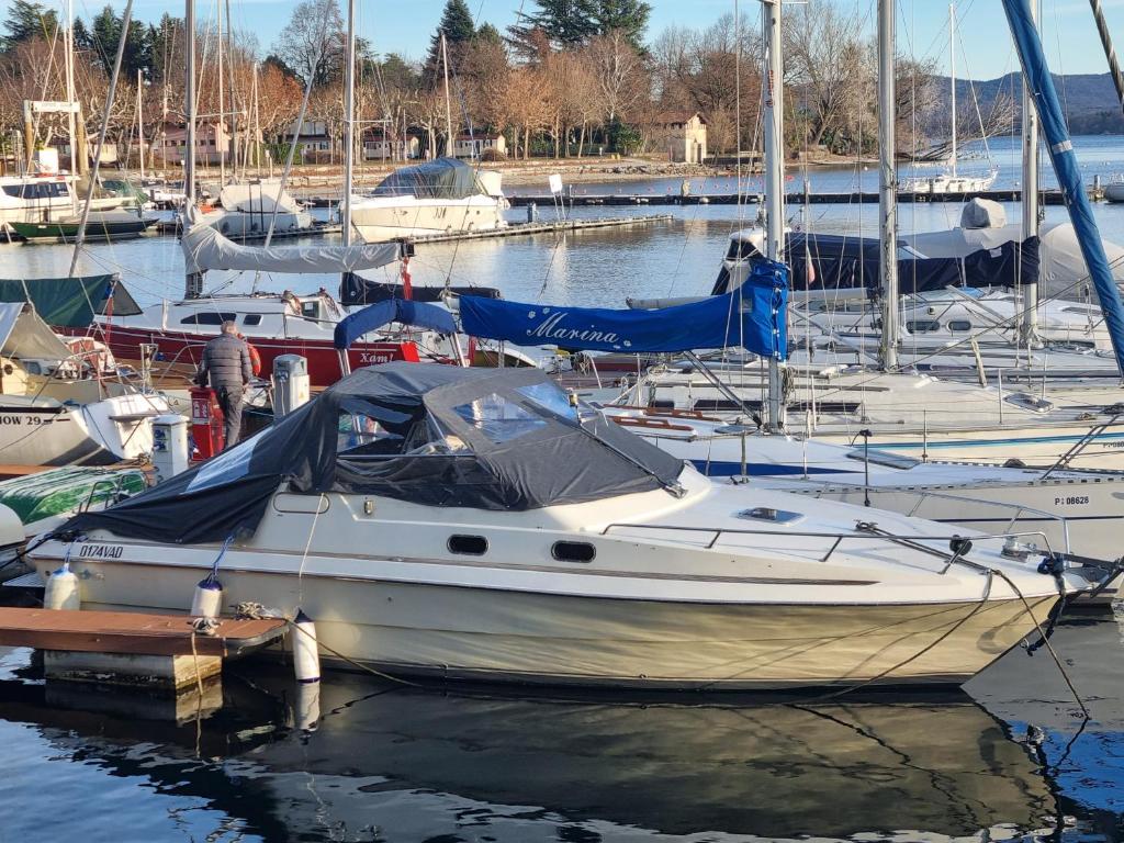 Unique Boat & Breakfast in Lake Maggiore að vetri til