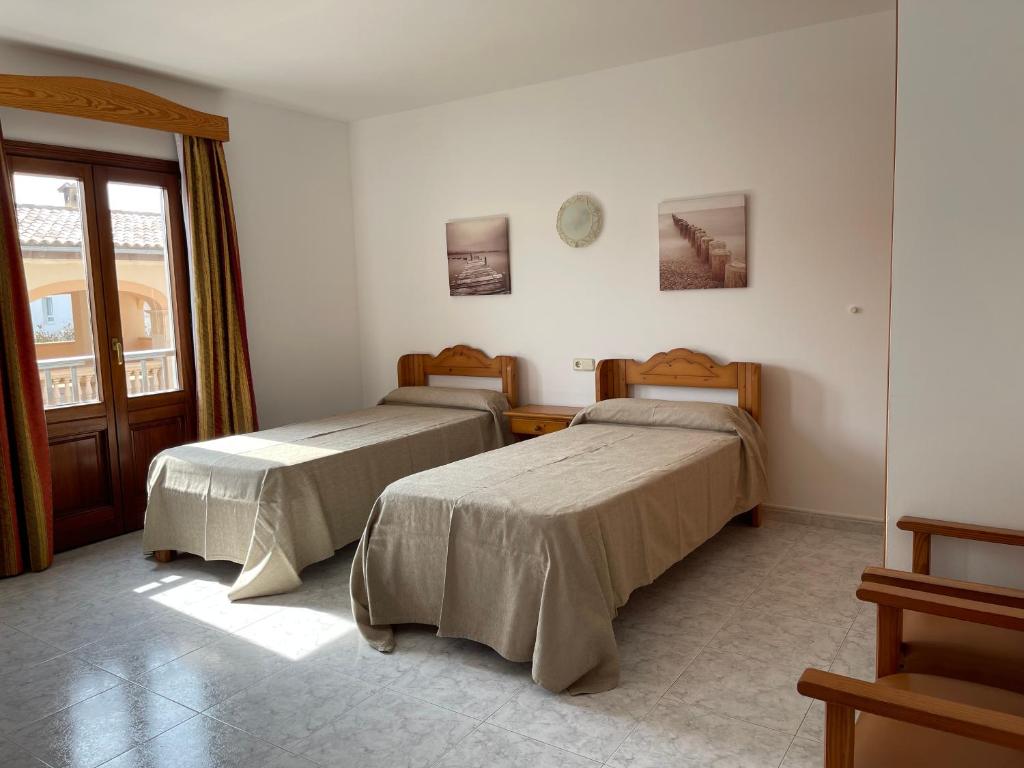 Posteľ alebo postele v izbe v ubytovaní Hostal CAN GALLU