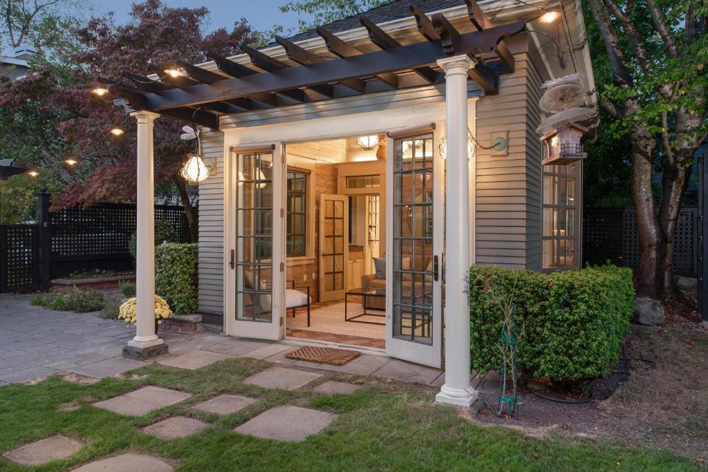 シアトルにあるThe Carriage Houseのパティオ付きの家の上のパーゴラ