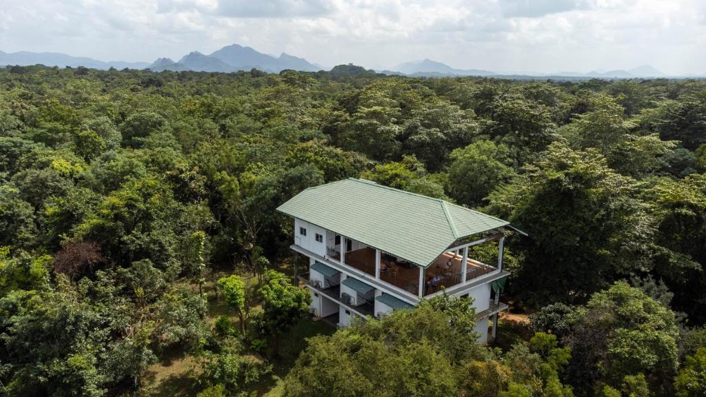 Vue aérienne d'un bâtiment au milieu d'une forêt dans l'établissement Iwamisou, à Sigirîya