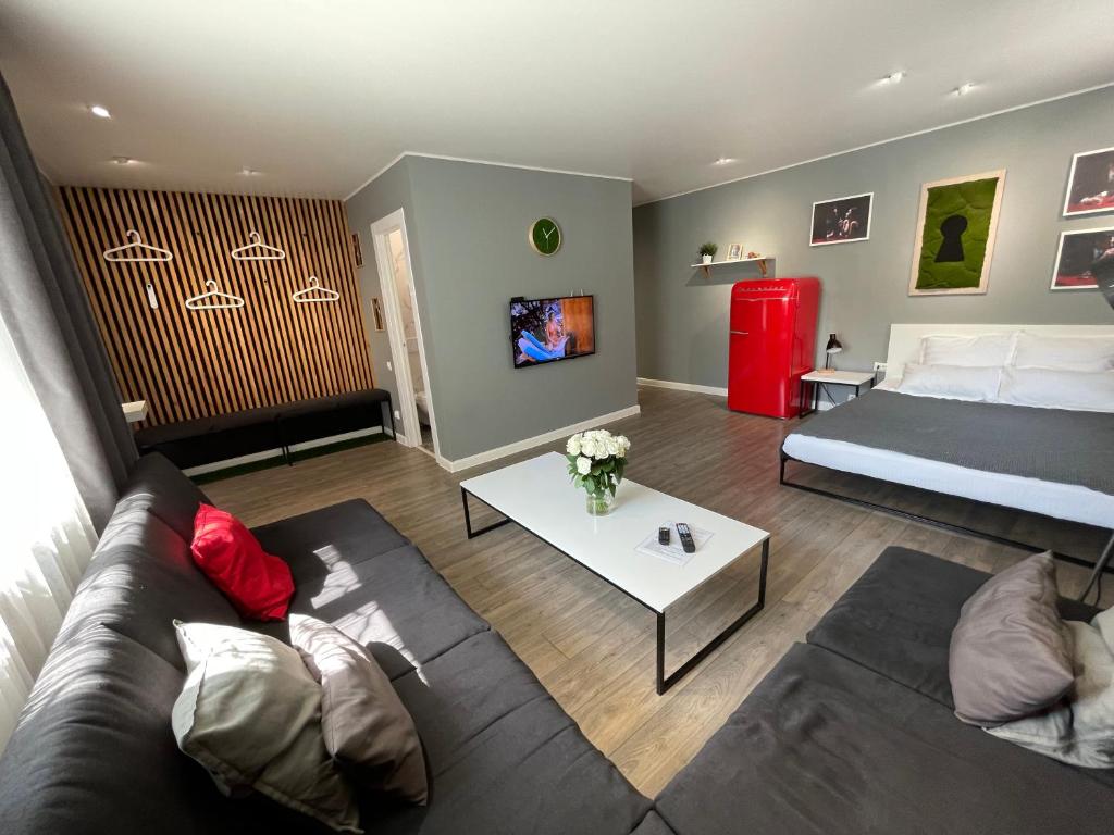Квартира-студия с отдельным входом с гостиничным сервисом, с белым постельным休息區