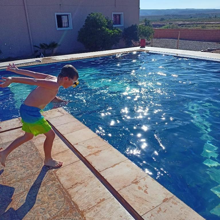 Bazén v ubytování LESCALE DE OUARZAZATE nebo v jeho okolí