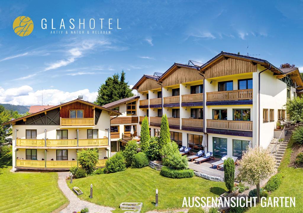 ein Bild eines Hotels mit einem Resort in der Unterkunft Glashotel in Zwiesel