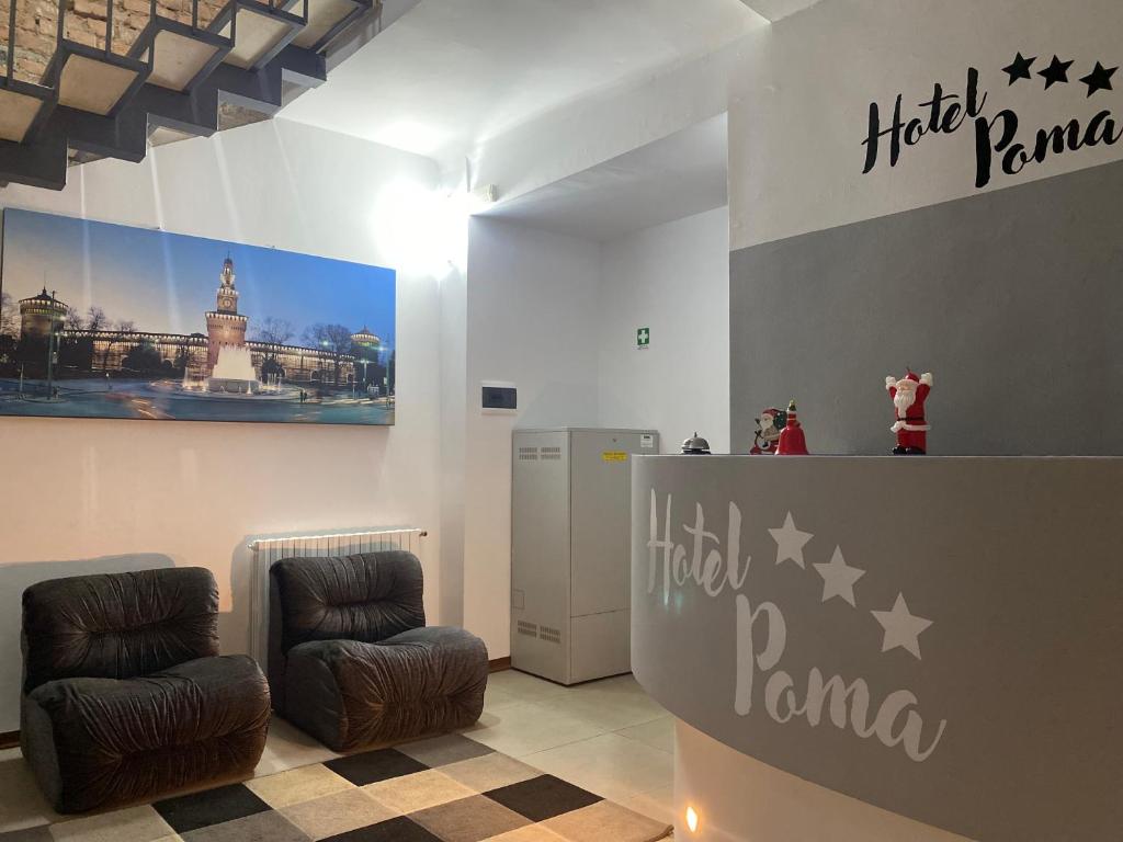 米蘭的住宿－HOTEL Poma，一间设有两把椅子的等候室和一个美发沙龙的标志