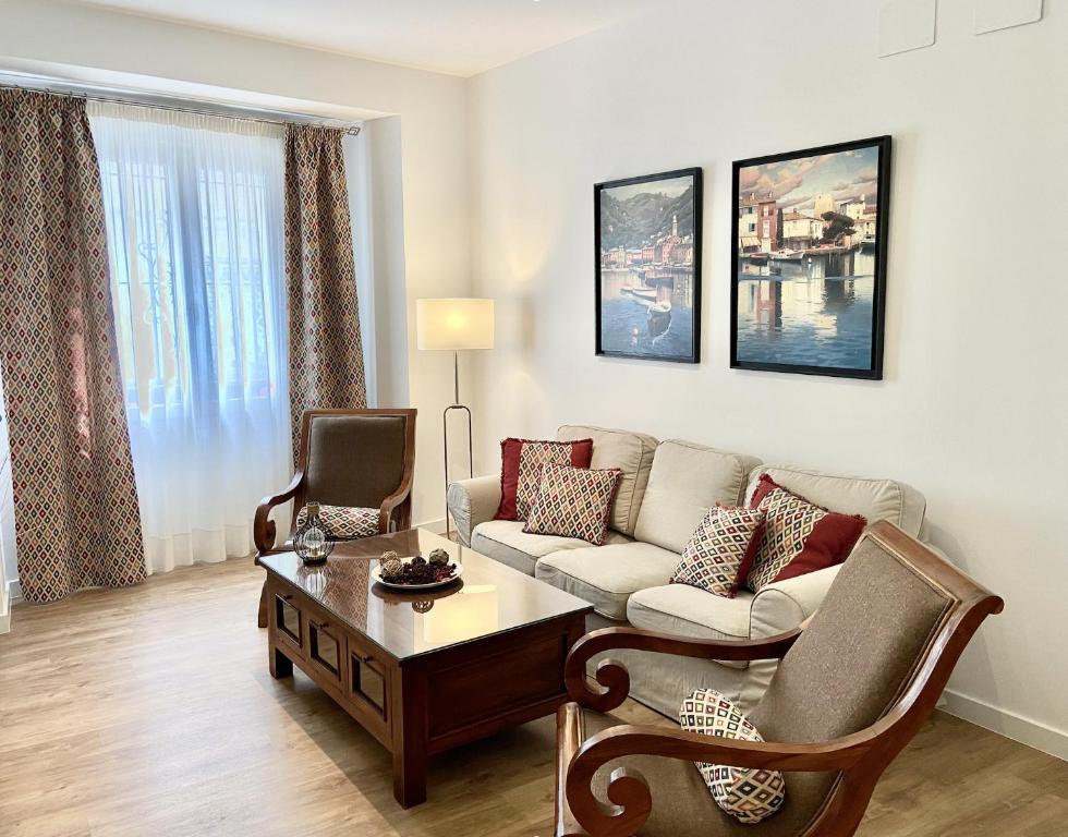 Hotel Fantástico Apto. en el centro histórico de Sevilla, a living room with a couch and a coffee table at Fantástico Apto. en el centro histórico de Sevilla in Seville