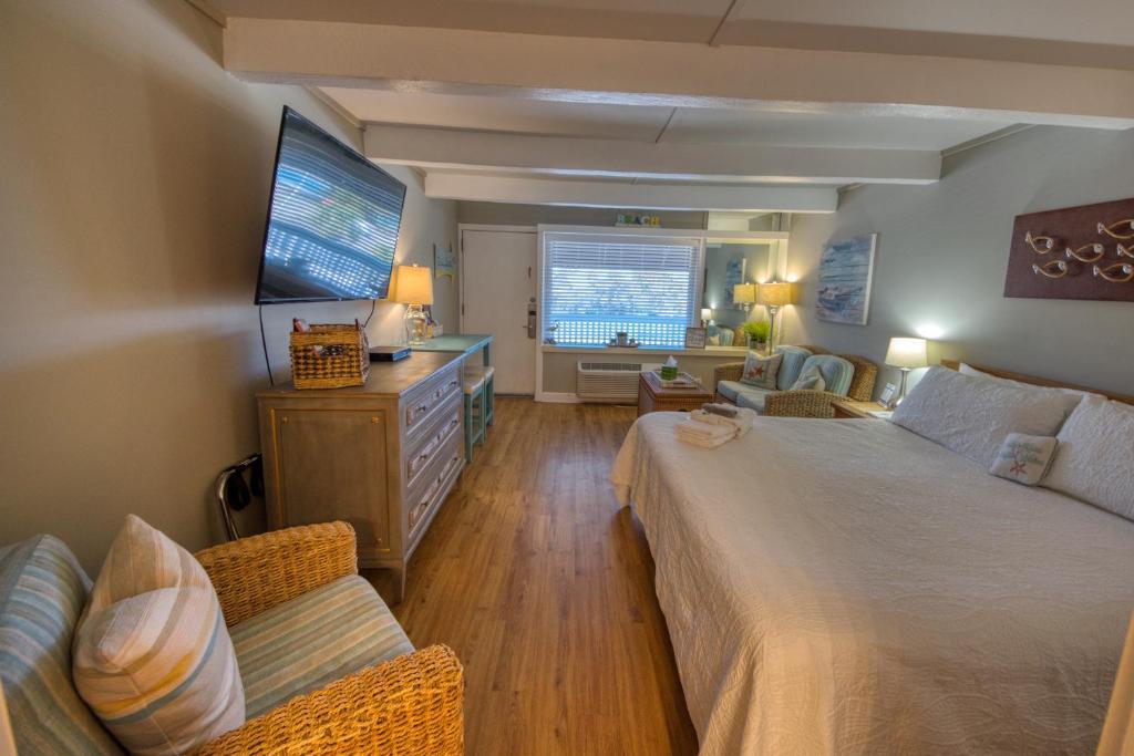 Waterway View Studio 2 w/ Pool, 1 mile to Wrightsville Beach - Appartement D'une Chambre