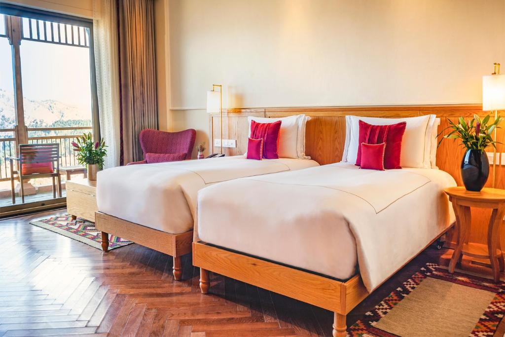 Postel nebo postele na pokoji v ubytování Taj Theog Resort & Spa Shimla