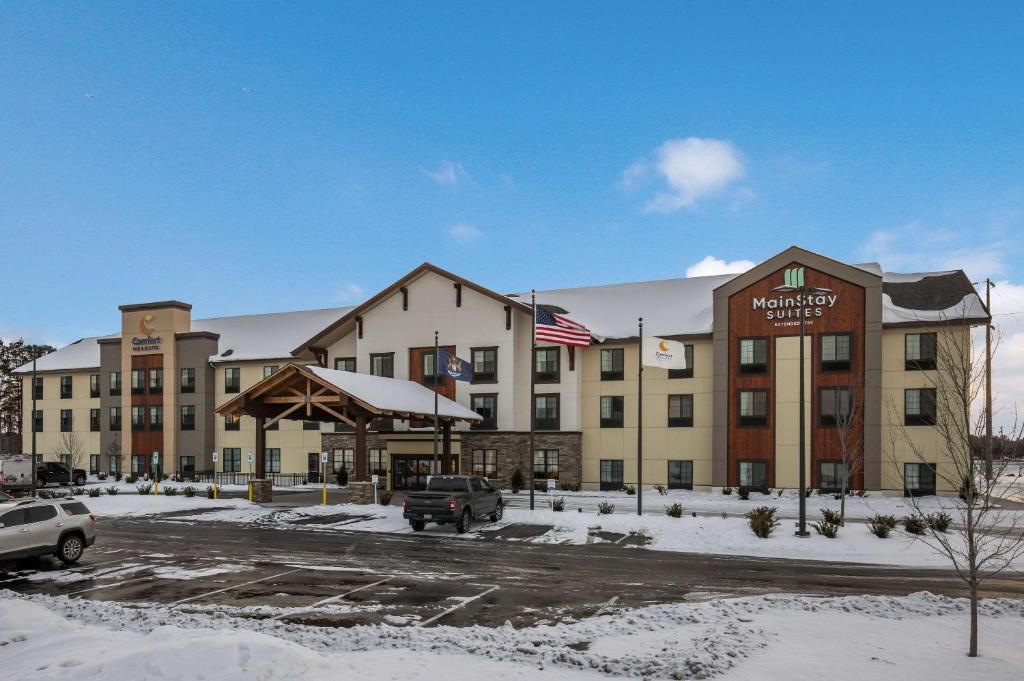 Comfort Inn & Suites Gaylord في غايلورد: فندق في مواقف في الثلج