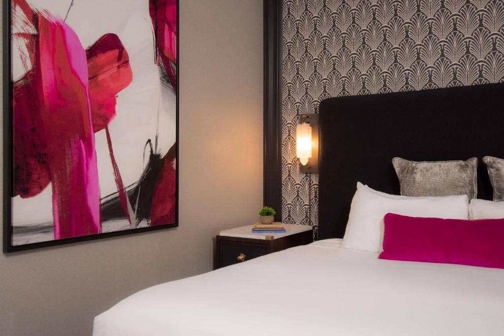 Postel nebo postele na pokoji v ubytování The Allegro Royal Sonesta Hotel Chicago Loop