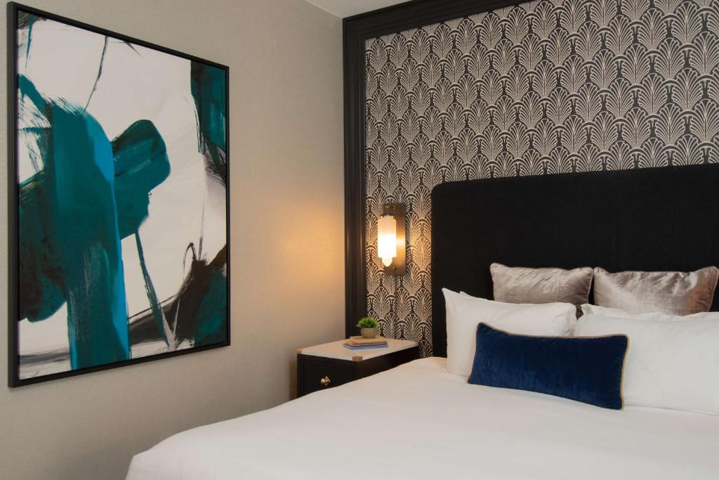 Postel nebo postele na pokoji v ubytování The Allegro Royal Sonesta Hotel Chicago Loop