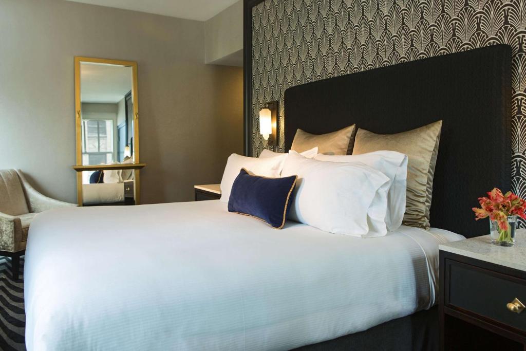 Postel nebo postele na pokoji v ubytování The Allegro Royal Sonesta Hotel Chicago Loop