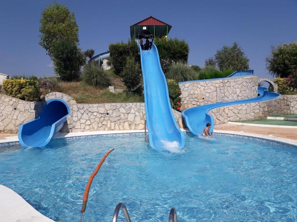 um escorrega aquático numa piscina num resort em PEÑISMAR FiNCAS VAN CAMP em Peníscola