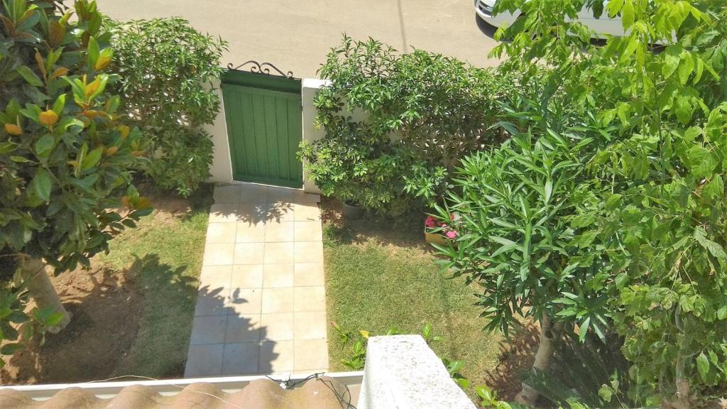 A garden outside PEÑISMAR FiNCAS VAN CAMP