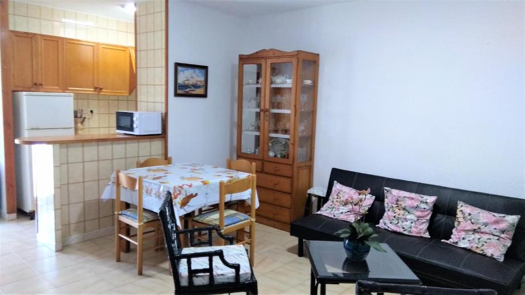 A kitchen or kitchenette at PEÑISMAR FiNCAS VAN CAMP
