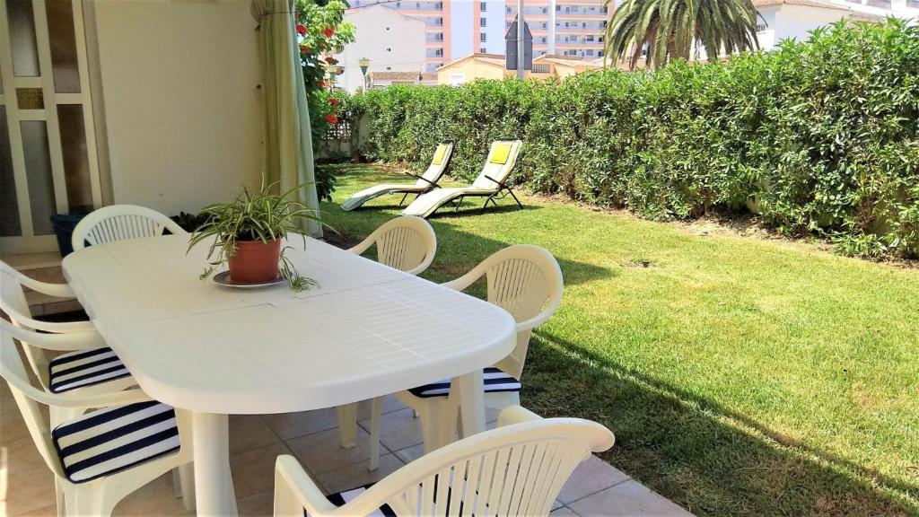 A garden outside PEÑISMAR FiNCAS VAN CAMP