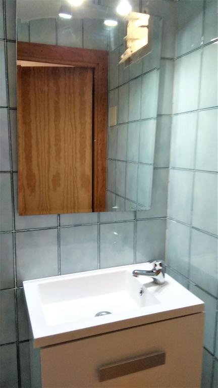 A bathroom at PEÑISMAR FiNCAS VAN CAMP
