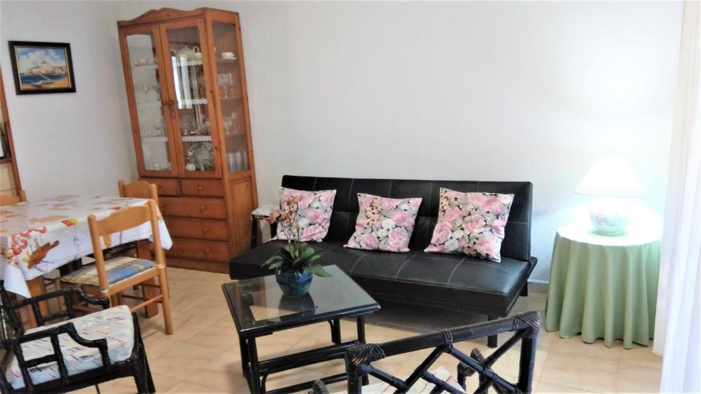 A seating area at PEÑISMAR FiNCAS VAN CAMP