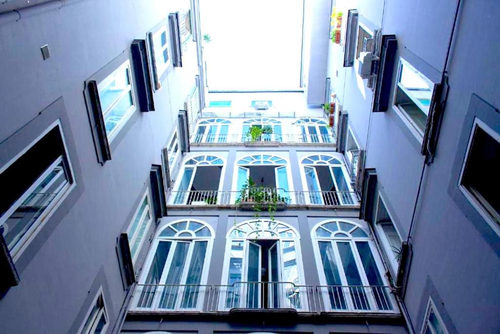 vista sul soffitto di un edificio alto con balconi di Around Toledo a Napoli